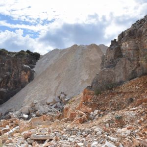 Quarry PR98 filled up with modern exploitatation debris
